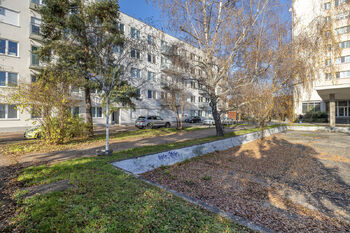 Pohled na dům - Prodej bytu 2+kk v osobním vlastnictví 52 m², Praha 10 - Strašnice