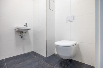 Samostatná toaleta s prostorem pro pračku a sušičku - Prodej bytu 2+kk v osobním vlastnictví 52 m², Praha 10 - Strašnice