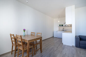 Obývací pokoj s kuchyní - Prodej bytu 2+kk v osobním vlastnictví 52 m², Praha 10 - Strašnice