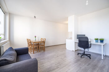Obývací pokoj s kuchyní - Prodej bytu 2+kk v osobním vlastnictví 52 m², Praha 10 - Strašnice
