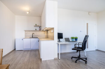 Obývací pokoj s kuchyní - Prodej bytu 2+kk v osobním vlastnictví 52 m², Praha 10 - Strašnice