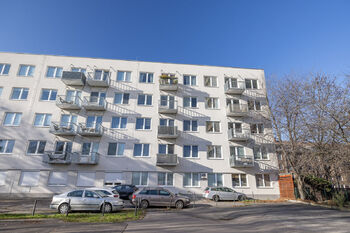 Pohled na dům - Prodej bytu 2+kk v osobním vlastnictví 52 m², Praha 10 - Strašnice