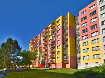 Východní strana domu - Pronájem bytu 3+1 v družstevním vlastnictví 78 m², České Budějovice