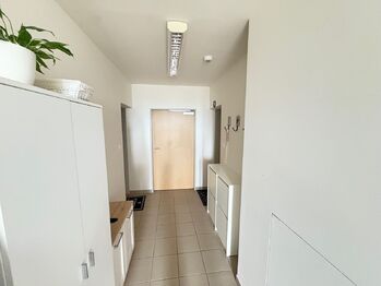 Společná chodba před vstupem do bytu - Pronájem bytu 3+kk v osobním vlastnictví 58 m², Klecany