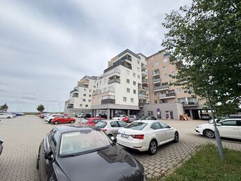 Venkovní pohled na dům - Pronájem bytu 3+kk v osobním vlastnictví 58 m², Klecany 