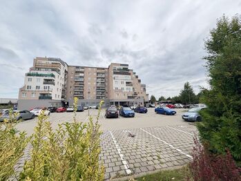 Parkoviště před domem - Pronájem bytu 3+kk v osobním vlastnictví 58 m², Klecany