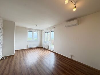 cí pokoj s kuchyňským koutem - Pronájem bytu 3+kk v osobním vlastnictví 58 m², Klecany