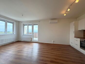 cí pokoj s kuchyňským koutem - Pronájem bytu 3+kk v osobním vlastnictví 58 m², Klecany
