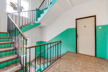 společná chodba - Prodej bytu 3+kk v osobním vlastnictví 70 m², Praha 10 - Dubeč