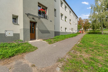 vchod do domu - Prodej bytu 3+kk v osobním vlastnictví 70 m², Praha 10 - Dubeč