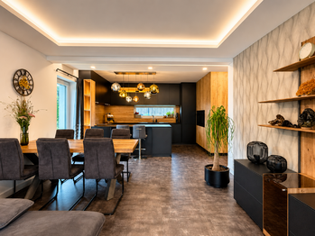 Obývací pokoj s kuchyní - Prodej domu 118 m², Krupka