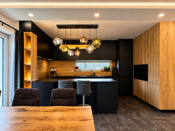 Obývací pokoj s kuchyní - Prodej domu 118 m², Krupka