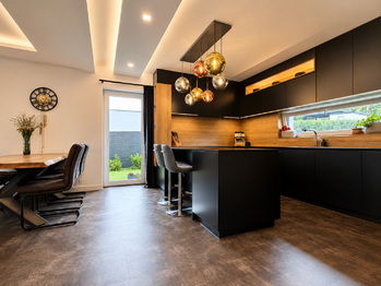 Obývací pokoj s kuchyní - Prodej domu 118 m², Krupka