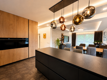 Obývací pokoj s kuchyní - Prodej domu 118 m², Krupka