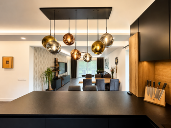 Obývací pokoj s kuchyní - Prodej domu 118 m², Krupka