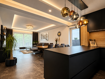Obývací pokoj s kuchyní - Prodej domu 118 m², Krupka