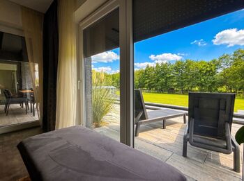Obývací pokoj s kuchyní - výhled na terasu - Prodej domu 118 m², Krupka