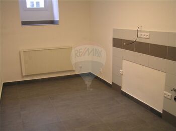 zázemí s přípravou na kuch. linku - Pronájem obchodních prostor, Praha 10 - Vinohrady