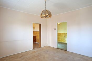 Obývací pokoj - Prodej bytu 3+1 v osobním vlastnictví 83 m², Kladno