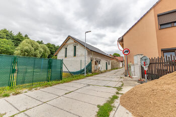 pohled na dům z ulice - Prodej domu 169 m², Hradečno