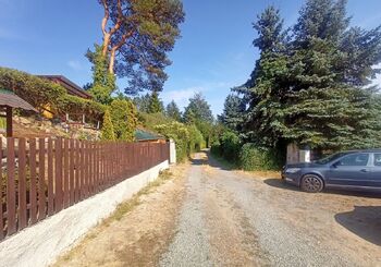 Příjezdová cesta je zpevněná - Prodej pozemku 422 m², Dolní Lukavice