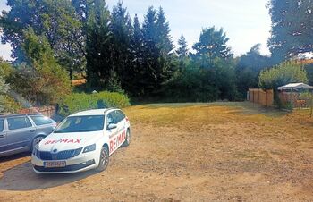 a plynule navauje na pozemek. - Prodej pozemku 422 m², Dolní Lukavice