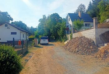 tudy se pokračuje dál do osady - Prodej pozemku 422 m², Dolní Lukavice