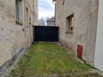 vjezd - Prodej nájemního (činžovního) domu 384 m², Stonařov