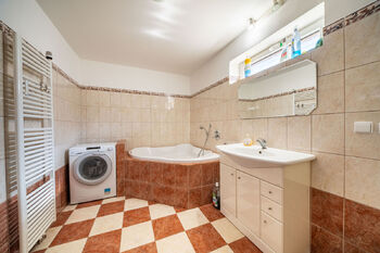 Prodej domu 550 m², Lažany