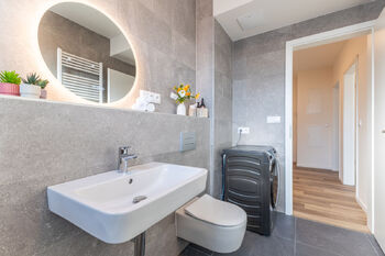 Koupelna - Pronájem bytu 2+kk v osobním vlastnictví 53 m², Praha 5 - Hlubočepy