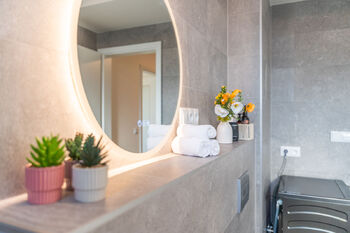 Koupelna - Pronájem bytu 2+kk v osobním vlastnictví 53 m², Praha 5 - Hlubočepy