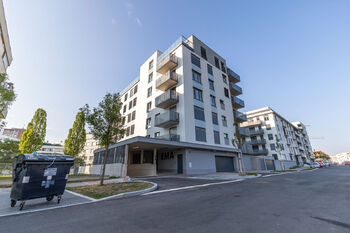 Pohled na dům - Pronájem bytu 2+kk v osobním vlastnictví 53 m², Praha 5 - Hlubočepy