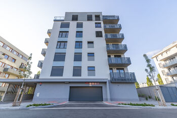 Pohled na dům - Pronájem bytu 2+kk v osobním vlastnictví 53 m², Praha 5 - Hlubočepy