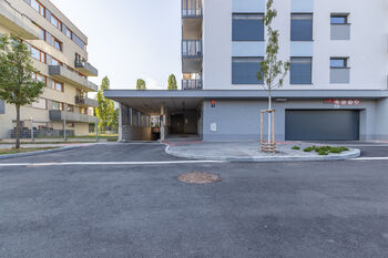 Pohled na dům - Pronájem bytu 2+kk v osobním vlastnictví 53 m², Praha 5 - Hlubočepy