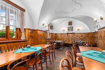 Interiér restaurace - Prodej apartmánu, Jindřichův Hradec