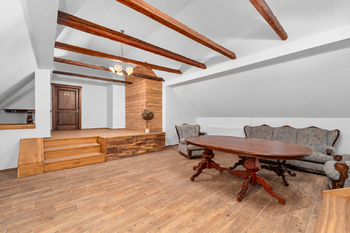 Salonek v podkroví - Prodej apartmánu, Jindřichův Hradec