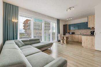 Obývací pokoj s kuchyňskou linkou - Prodej bytu 3+kk v osobním vlastnictví 81 m², Praha 9 - Letňany