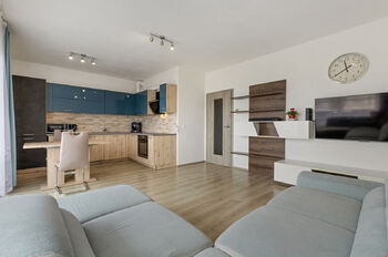 Obývací pokoj s kuchyňskou linkou - Prodej bytu 3+kk v osobním vlastnictví 81 m², Praha 9 - Letňany 