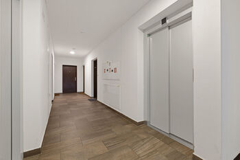 Chodba na patře - Prodej bytu 3+kk v osobním vlastnictví 81 m², Praha 9 - Letňany