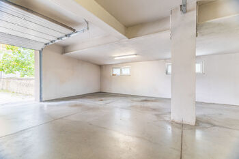 Garážové stání s úložným prostorem - Prodej bytu 4+kk v osobním vlastnictví 94 m², Praha 9 - Horní Počernice