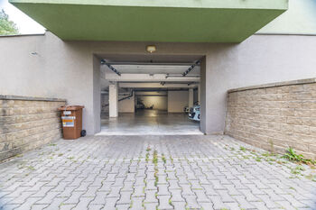 Vjezd do garáže v suterénu - Prodej bytu 4+kk v osobním vlastnictví 94 m², Praha 9 - Horní Počernice