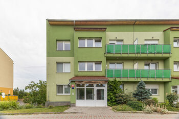 Pohled na dům ze severu - Prodej bytu 4+kk v osobním vlastnictví 94 m², Praha 9 - Horní Počernice