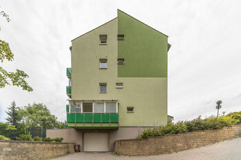 Pohled na dům z východu - Prodej bytu 4+kk v osobním vlastnictví 94 m², Praha 9 - Horní Počernice