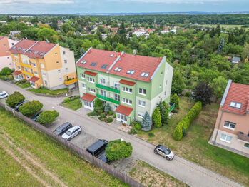 Pohled na dům - Prodej bytu 4+kk v osobním vlastnictví 94 m², Praha 9 - Horní Počernice