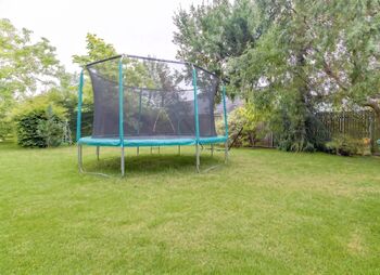 Zahrada u domu s trampolínou - Prodej bytu 4+kk v osobním vlastnictví 94 m², Praha 9 - Horní Počernice