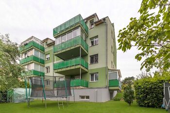 Pohled na dům z jihu - Prodej bytu 4+kk v osobním vlastnictví 94 m², Praha 9 - Horní Počernice