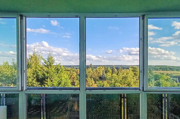 Výhled z balkónu do zeleně - Prodej bytu 4+kk v osobním vlastnictví 94 m², Praha 9 - Horní Počernice