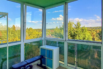 Výhled z balkónu do zeleně - Prodej bytu 4+kk v osobním vlastnictví 94 m², Praha 9 - Horní Počernice