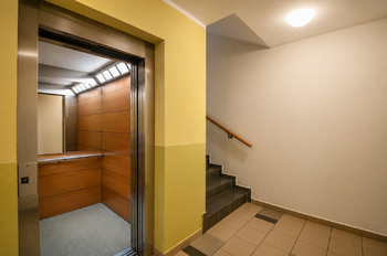 Výtah - Pronájem bytu 2+kk v osobním vlastnictví 70 m², Hradec Králové