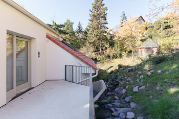 Prodej prostorného bytu 4+kk o velikosti 140 m² v Praze 10 – Záběhlicích, s velkou terasou, balkonem a dvěma parkovacími místy, v kompletně zrekonstruované vile u Hamerského rybníka a sportovního areá - Prodej bytu 4+kk v osobním vlastnictví 140 m², Praha 10 - Záběhlice